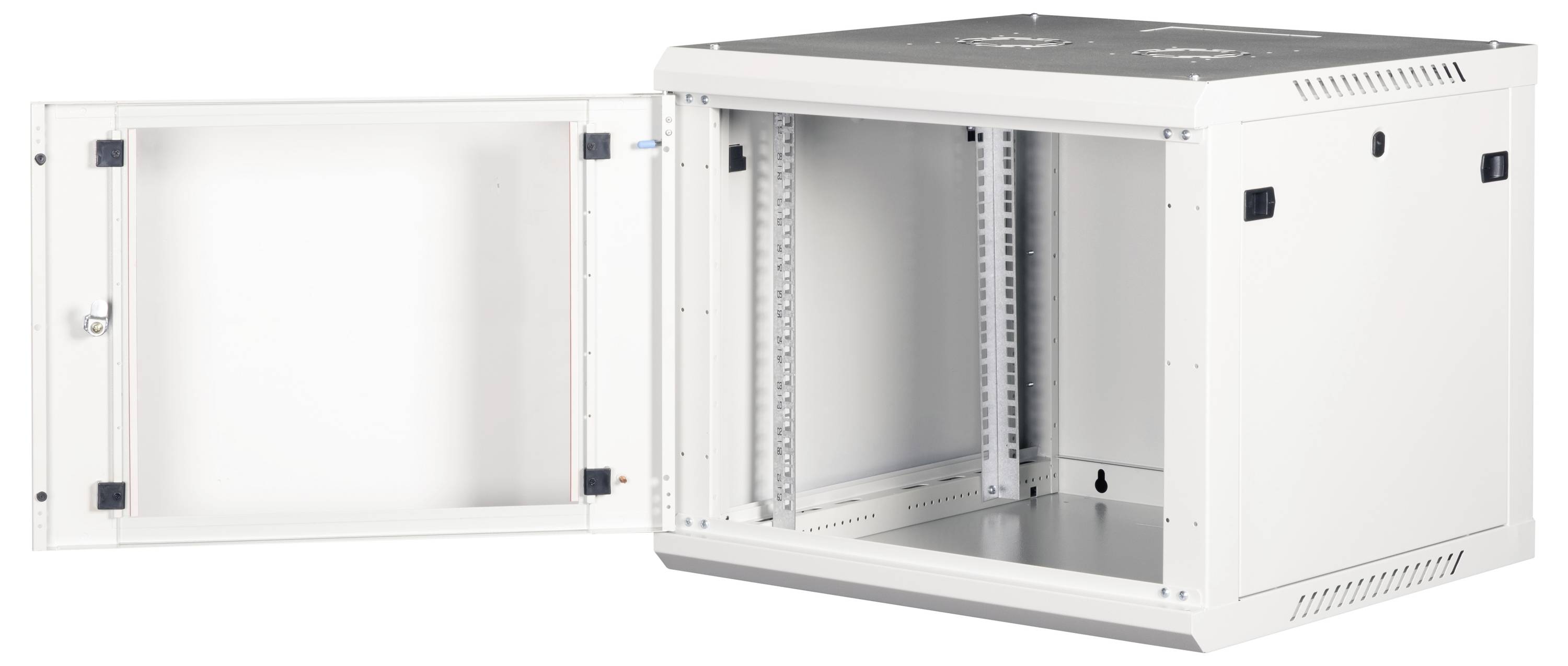 Ein weißer, offener Serverschrank mit Flügeltür, der interne Einlegeböden und Gestelle zeigt. Konzipiert für die Lagerung von Netzwerk- oder elektronischen Geräten.
