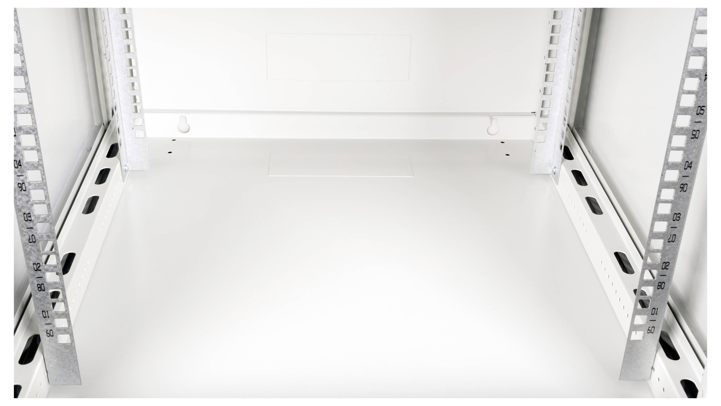 Leeres weißes Serverrack mit Metallschienen und Lüftungslöchern an den Seiten, geeignet für die Installation von Netzwerkausrüstung.