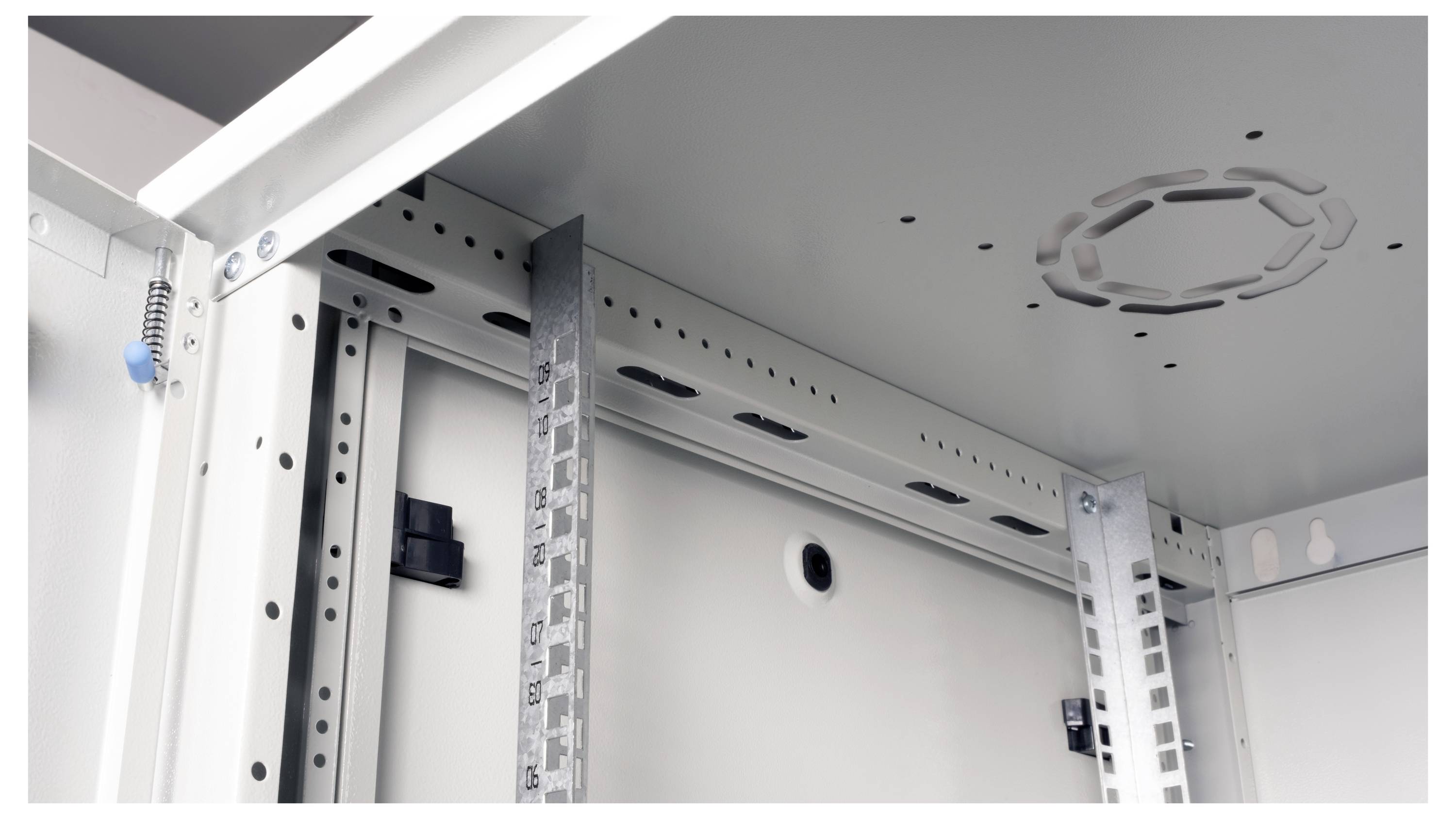 Innenansicht eines leeren Metallserver-Racks mit verstellbaren Montageschienen und Lüftungslöchern auf der Oberseite.
