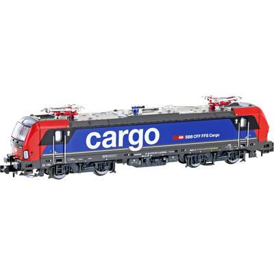 Ein Modell einer Güterlokomotive der SBB CFF FFS Cargo in blauer und roter Lackierung. Aufschrift 'cargo' an der Seite.