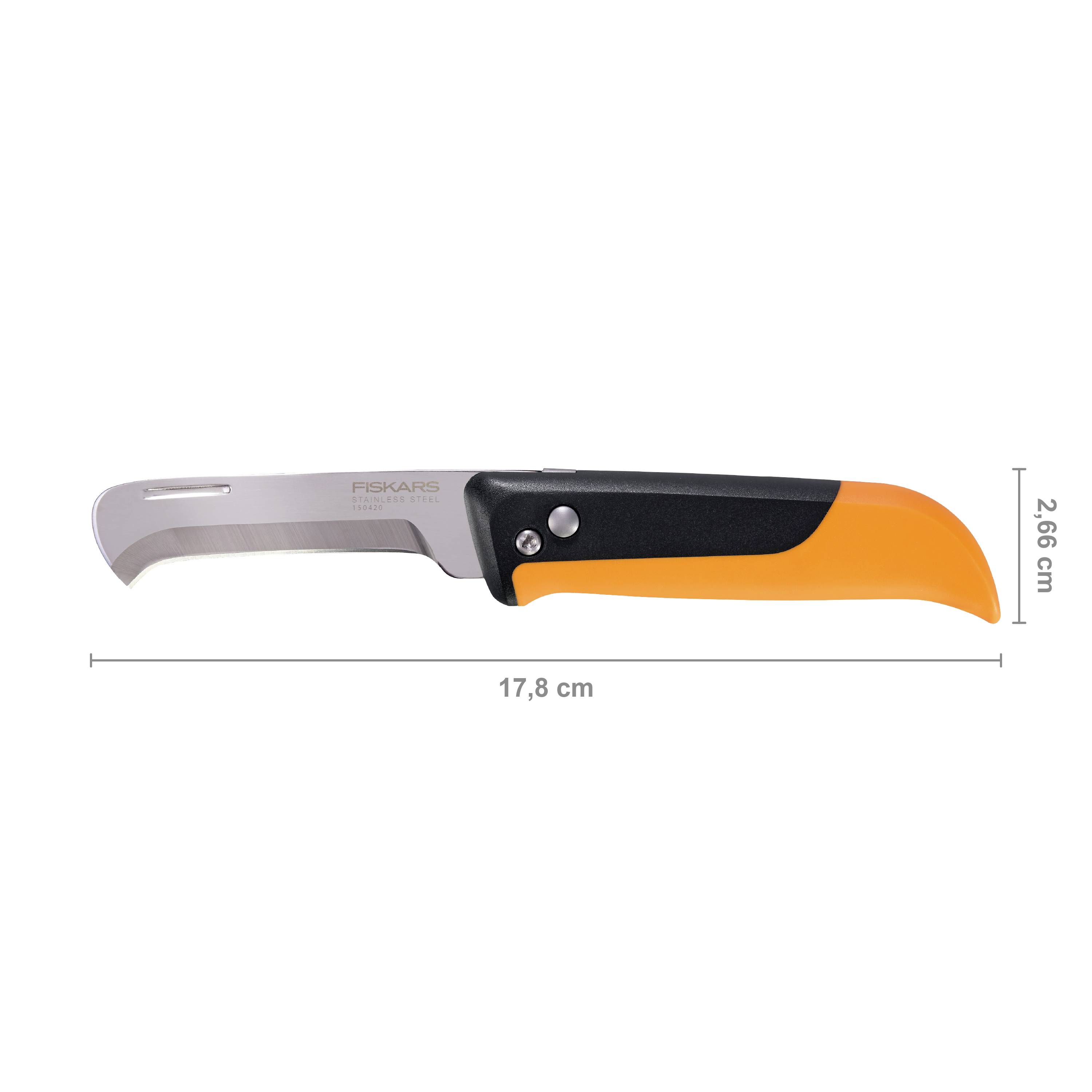 'Fiskars'-Gartenmesser mit gebogener Klinge und orange-schwarzem Griff. Gesamtlänge 17,8 cm, Breite 2,66 cm.