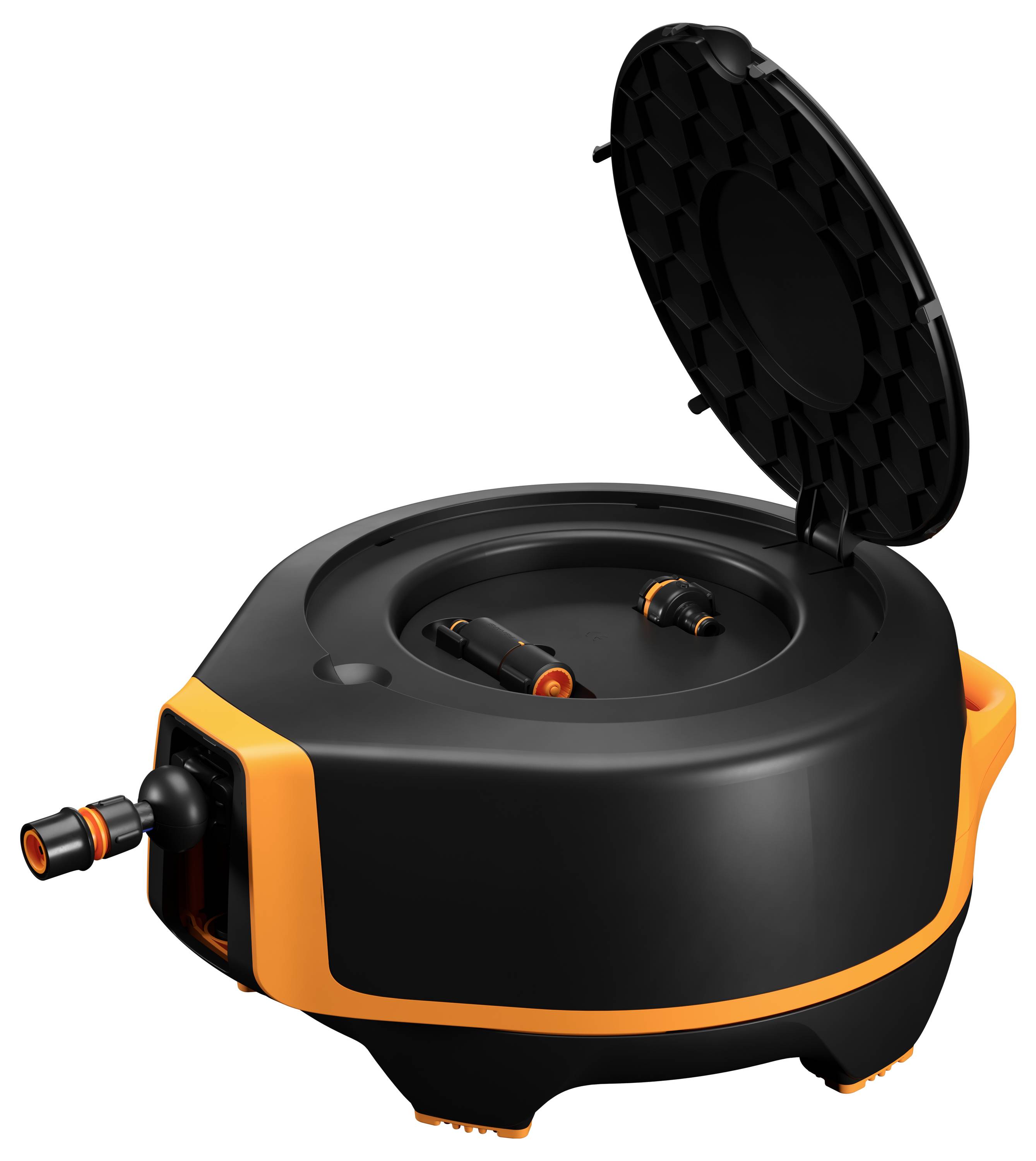 Ein automatischer, runder Schlauchwagen mit geöffnetem Deckel, schwarz-orange, zeigt Anschlussstücke und ist bereit zur Benutzung.
