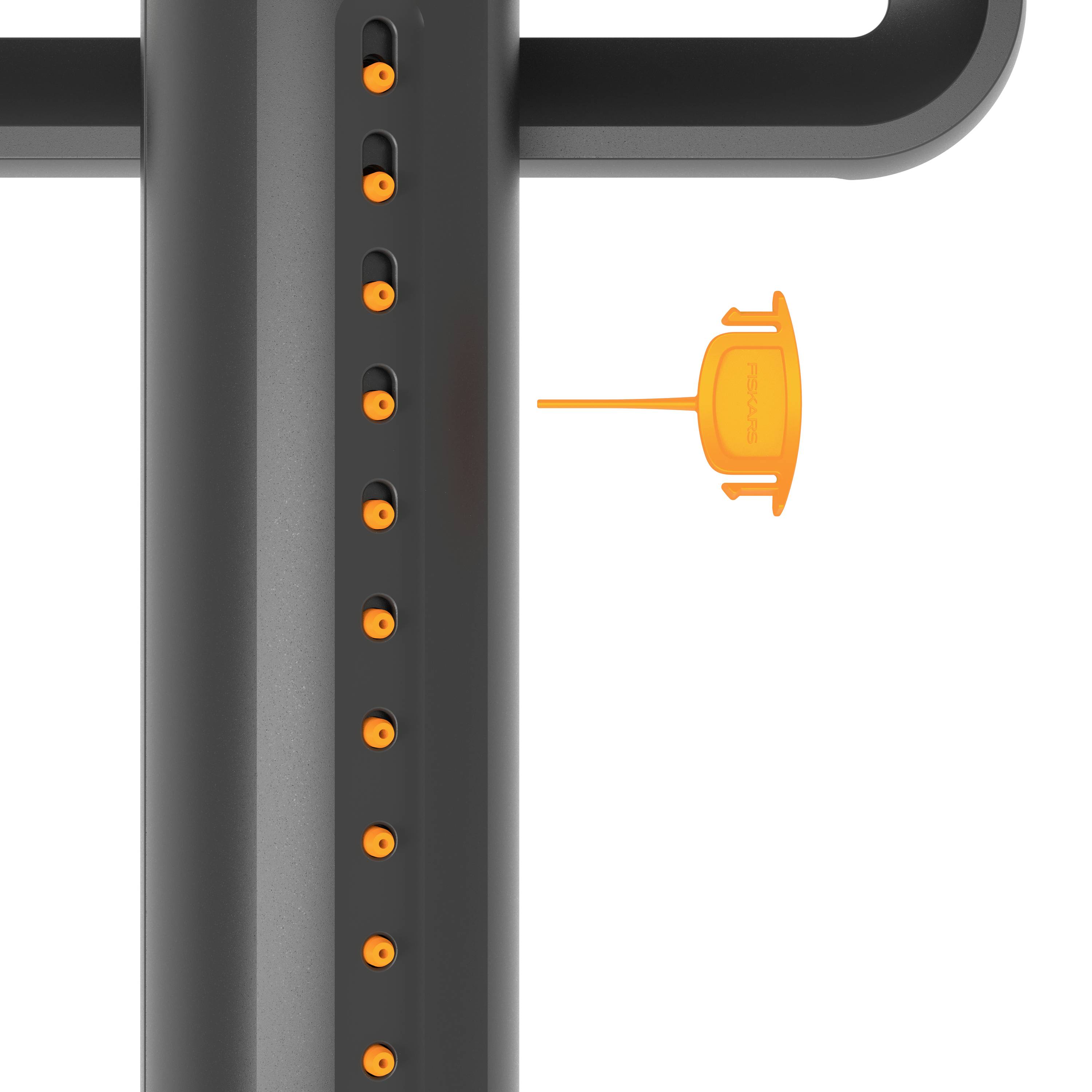 Grauer Metallpfosten mit orangefarbenen Löchern und einem herausnehmbaren orangenen Kunststoffclip.