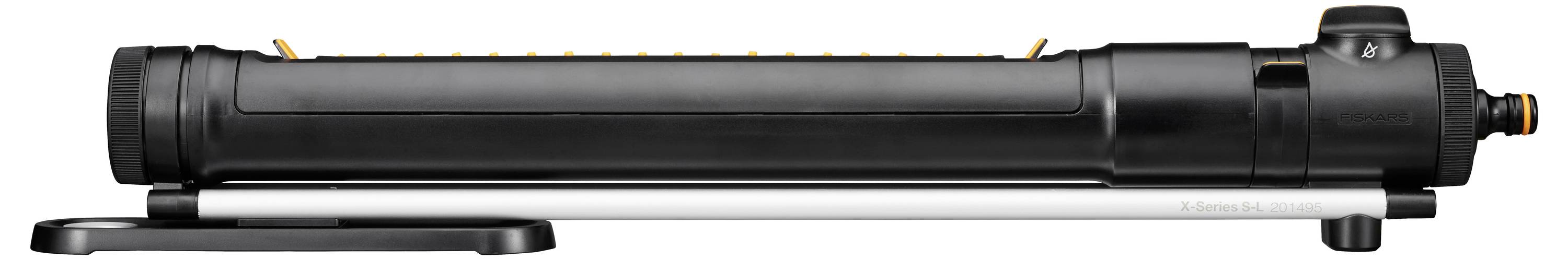 Ein schwarzes, horizontal ausgerichtetes Gerät mit einem runden Gehäuse und einem abnehmbaren Griff an der Seite, dient zum Gießen von Wasser.