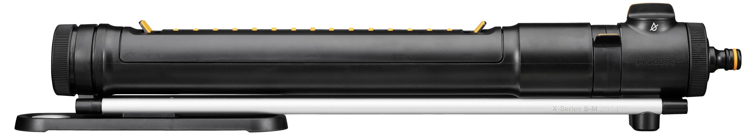 Ein schwarzer, zylindrischer Gartenschlauchanschluss mit gelben Markierungen liegt auf einem weißen Untergrund.