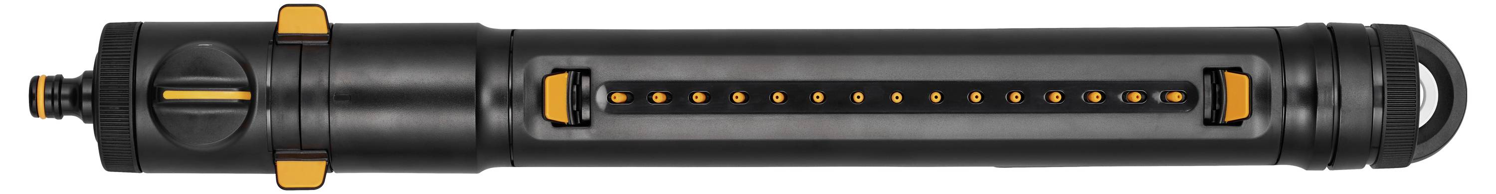 Langer, schwarzer Bewässerungssprinkler mit leuchtend orangenen Düsen entlang der Seite, verwendbar für Gartenbewässerung.