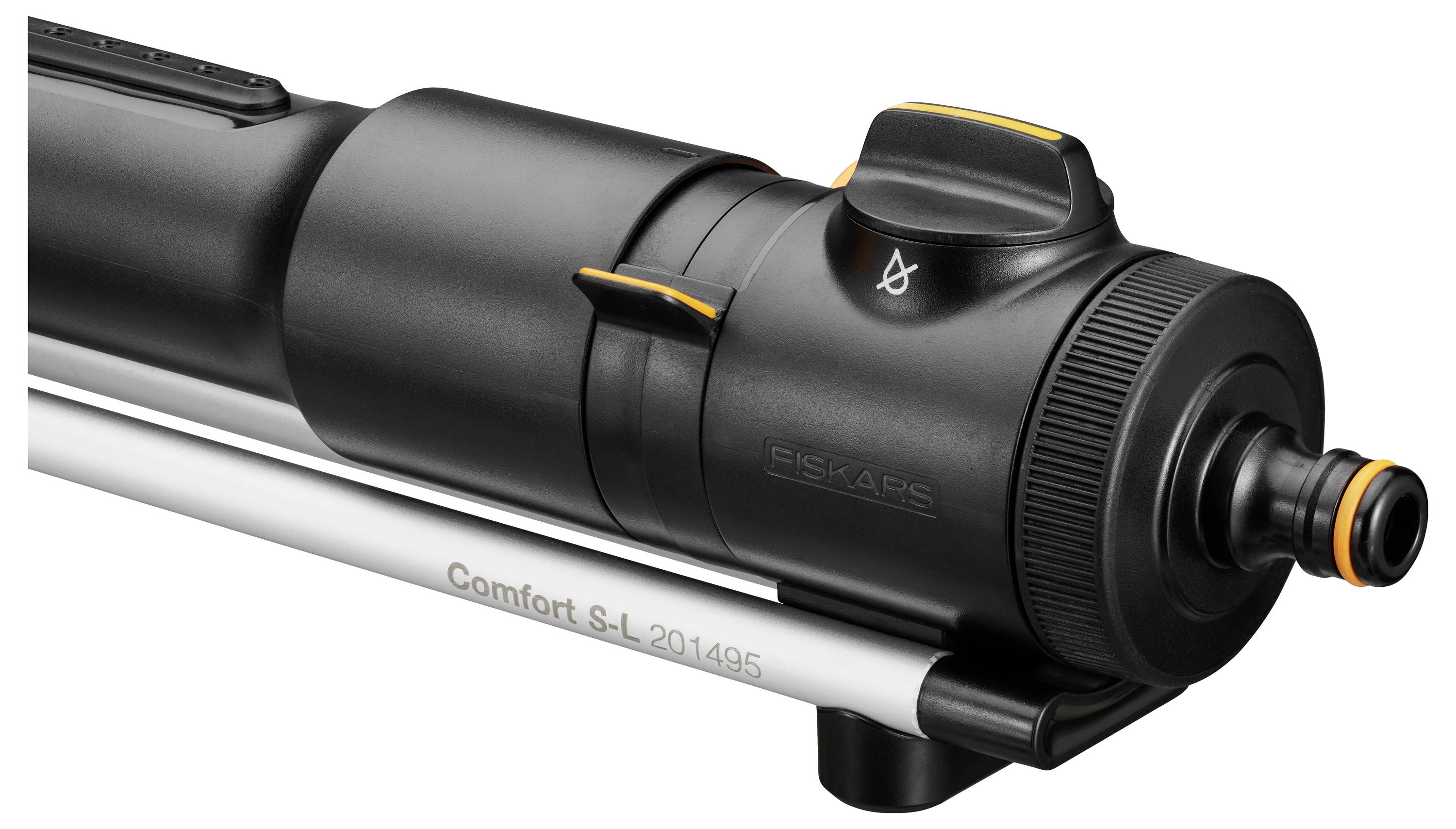 Ein Bewässerungssystem, schwarz mit orangen Akzenten, zeigt den Anschlusskopf und Drehregler. Auf einem Rohr steht 'Comfort S-L 201495'.