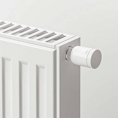 Heizkörper mit digitalem Thermostat, das auf 42°C eingestellt ist, zeigt moderne Temperaturregelung in einem Wohnraum.