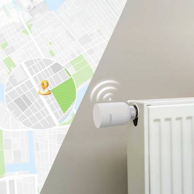 Ein Heizkörper mit einem smarten Thermostat, das Funkwellen abstrahlt. Im Hintergrund ist eine digitale Karte mit einem Standortmarker zu sehen.