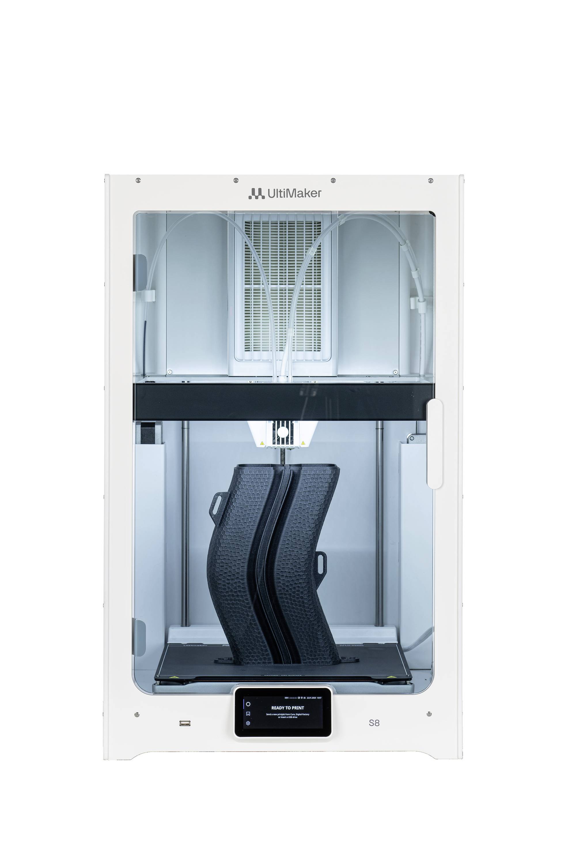 3D-Drucker mit quadratischem Gehäuse und transparenter Front, in dem ein schwarzes, gewelltes Objekt gedruckt wird. Gerät von Ultimaker.