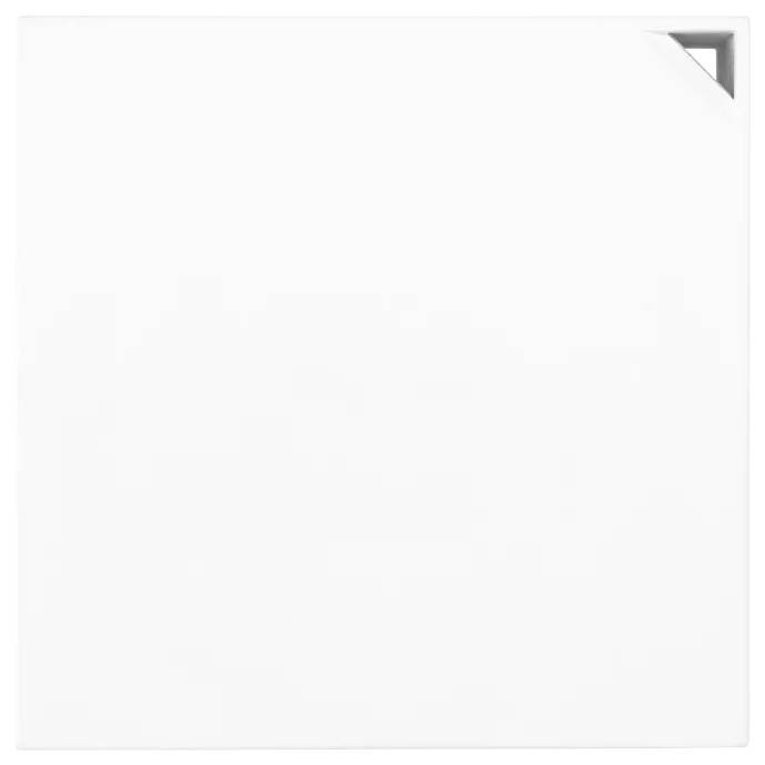 Ein weißes quadratisches Blatt Papier mit einer leicht umgeknickten oberen rechten Ecke, auf einem weißen Hintergrund.