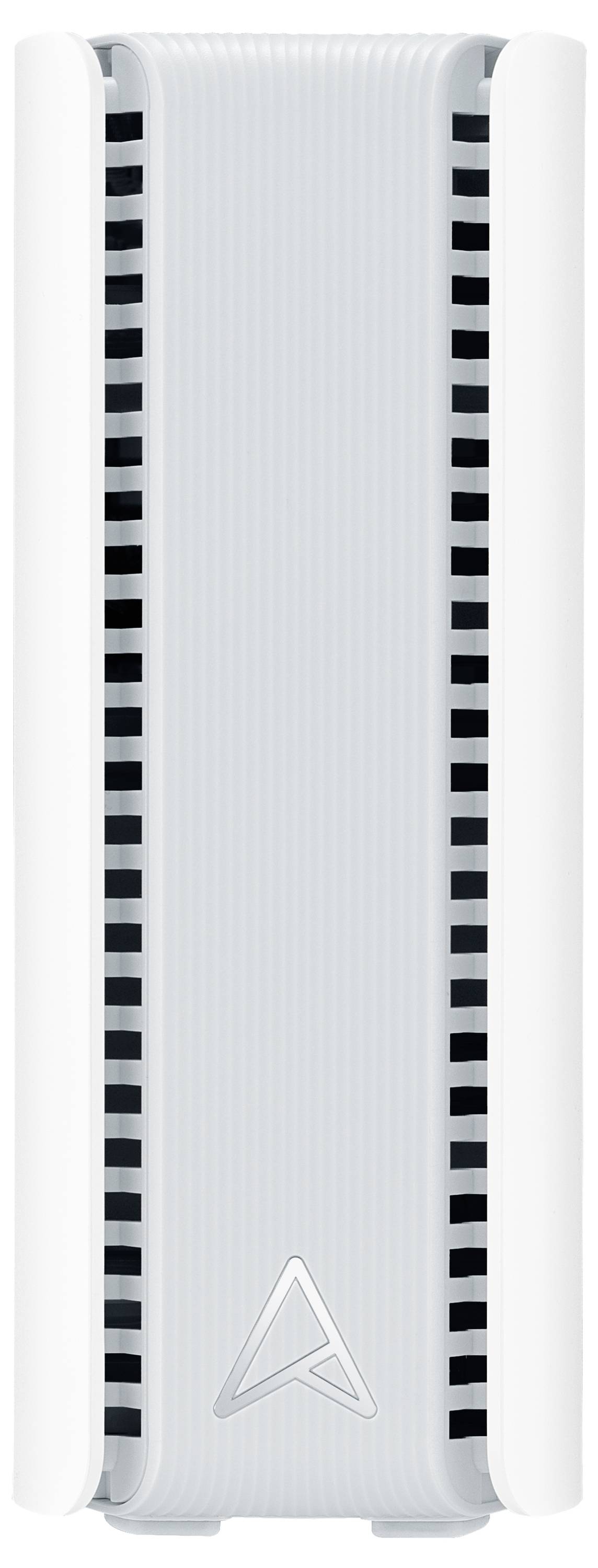 Ein weißes, vertikal stehendes elektronisches Gerät mit Lüftungsschlitzen. Das Logo eines dreieckigen Symbols ist sichtbar.