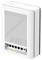 Ein weißer Router mit mehreren Netzwerkanschlüssen und Belüftungsschlitzen, bereit für Kabelverbindungen, aufrecht stehend.
