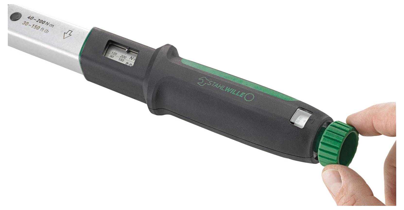 Drehmomentschlüssel mit digitalem Display; zeigt Messwertüberschreitung an. Eine Hand dreht den grünen Einstellring.