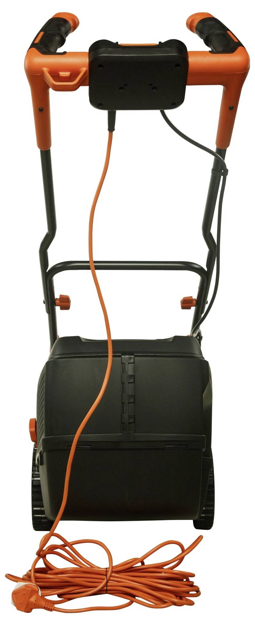 Ein elektrischer Vertikutierer mit schwarzem Gehäuse und orangefarbenen Griffen und Kabel, bereit zur Gartenarbeit.