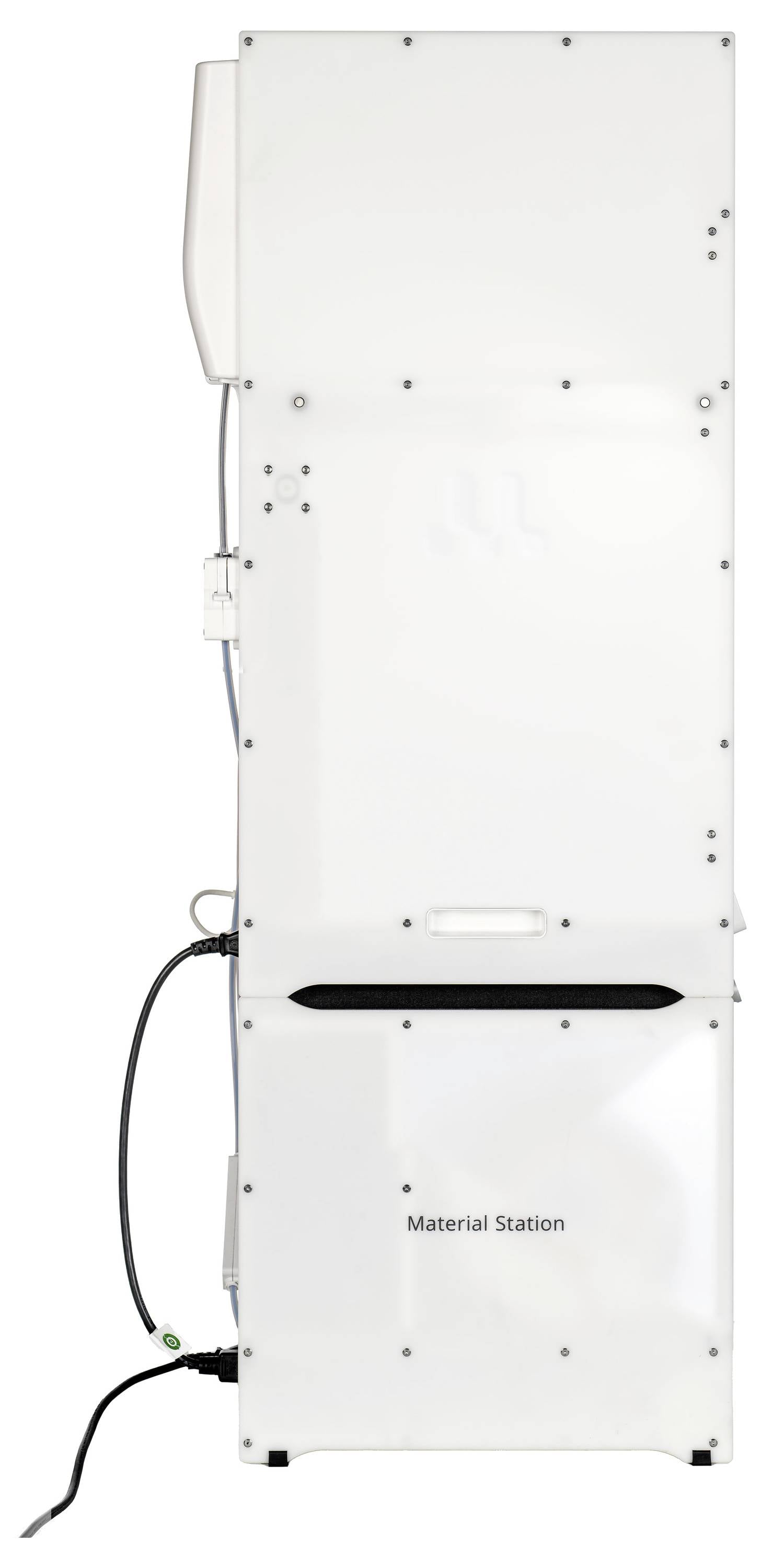 'Material Station' in vertikaler weißer Gehäuseeinheit, geschlossen, mit Anschlusskabeln an der Seite sichtbar.