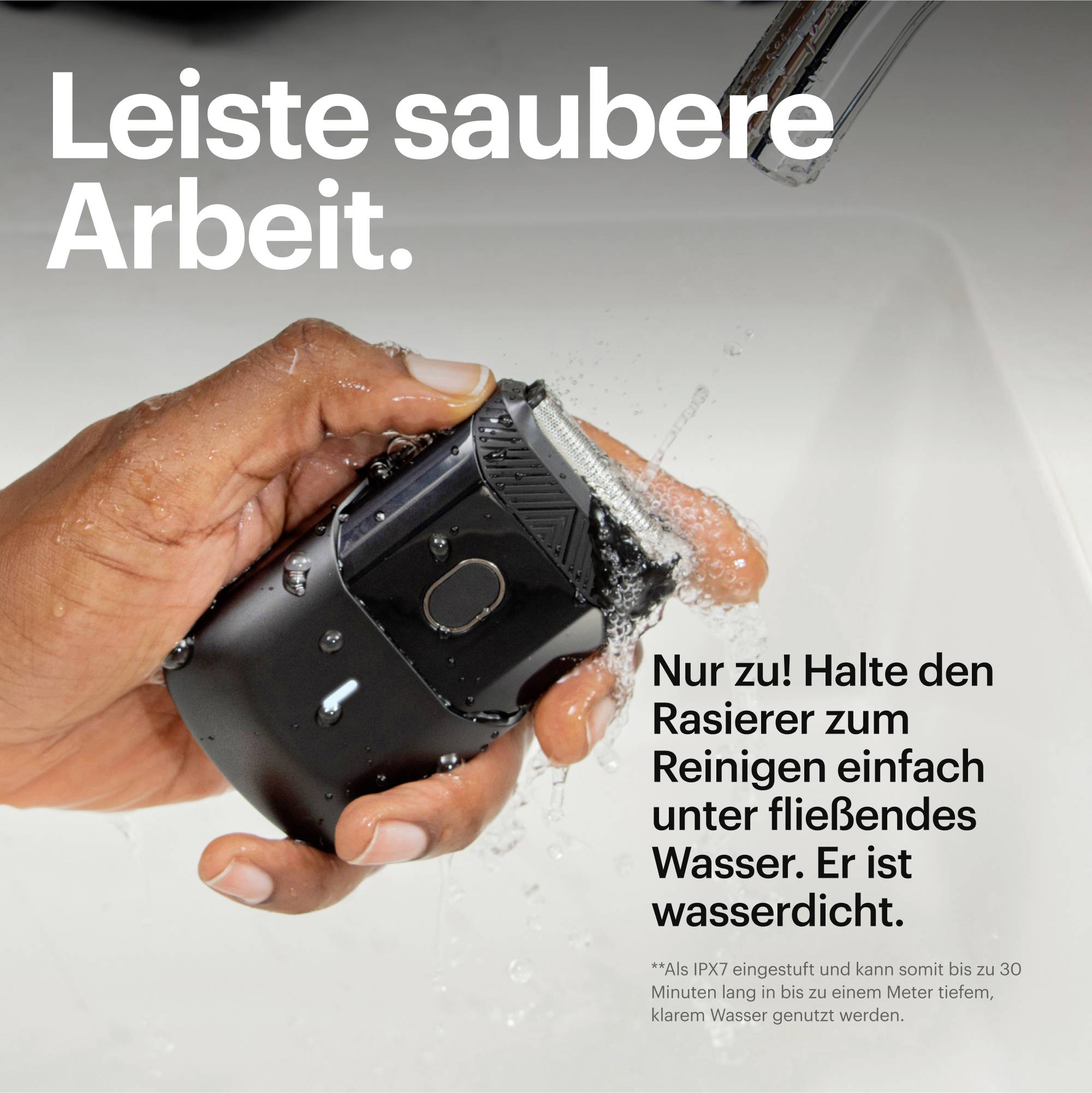 Hand hält einen Rasierer unter fließendes Wasser. Text: 'Leiste saubere Arbeit. Nur zu! Halte den Rasierer zum Reinigen einfach unter fließendes Wasser.'