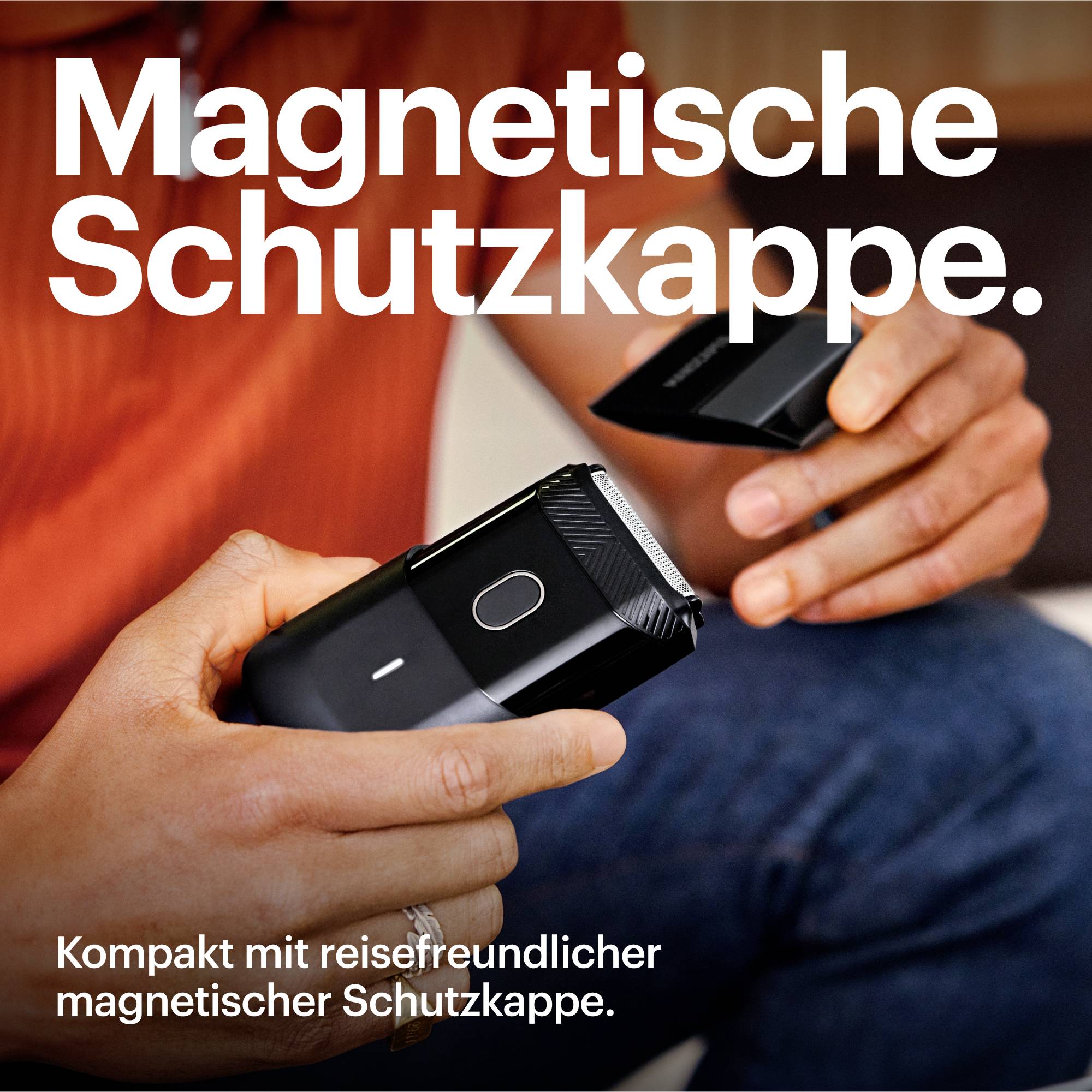Eine Person hält einen Elektrorasierer mit der Textaufschrift 'Magnetische Schutzkappe', welche auf seine kompakte und reisefreundliche Schutzkappe hinweist.
