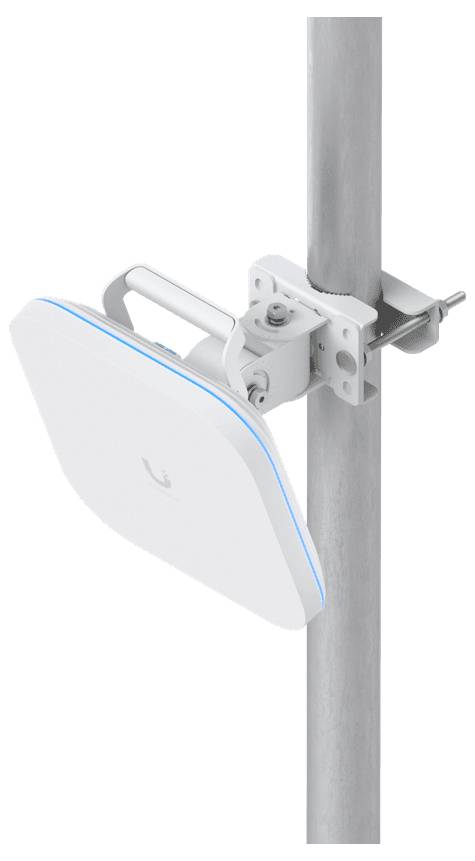 Eine weiße, quadratische Antenne, die auf einem Mast montiert ist, mit einem Griff und Befestigungshardware für Neigungseinstellungen, wahrscheinlich für drahtlose Netzwerkkommunikation verwendet.