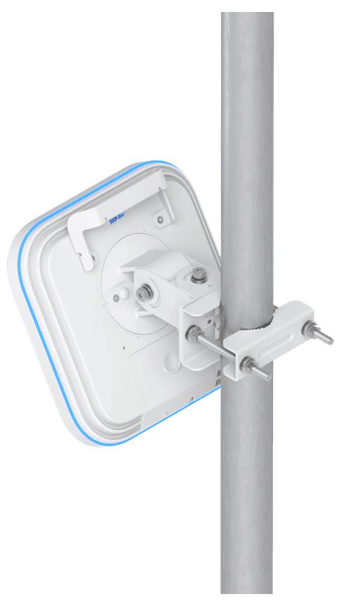 Eine weiße quadratische Antenne, die an einem vertikalen Mast befestigt ist, gesichert mit einer Metallhalterung, von hinten betrachtet, wobei die Befestigungsdetails sichtbar sind.