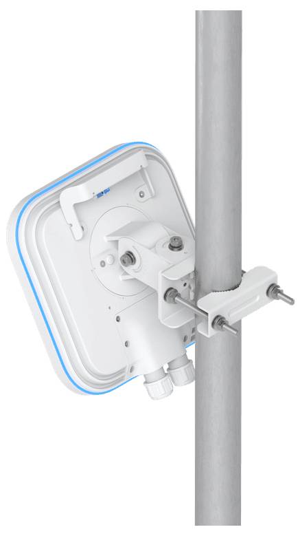 Eine kompakte weiße Outdoor-Antenne, die an einem vertikalen Mast befestigt ist, mit sichtbaren Halterungen und blauer LED-Umrandung, die den Verbindungsstatus anzeigt.