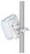 Eine kompakte weiße Outdoor-Antenne, die an einem vertikalen Mast befestigt ist, mit sichtbaren Halterungen und blauer LED-Umrandung, die den Verbindungsstatus anzeigt.
