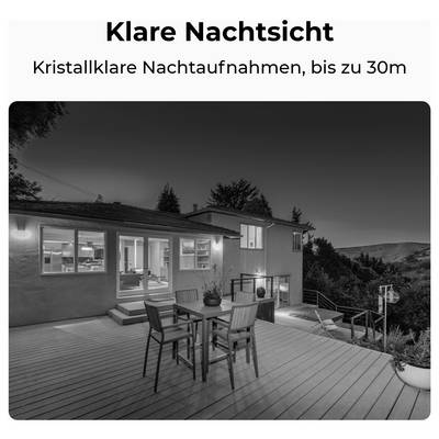 Eine Nachtansicht eines modernen Hauses mit Außensitzgelegenheiten auf einer Terrasse, umgeben von Bäumen, die eine klare Nachtsicht bis zu 30 Metern zeigt.