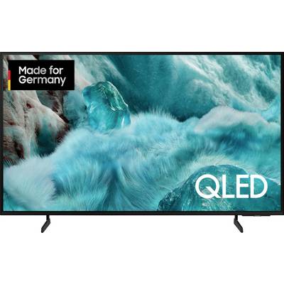 Ein QLED-TV mit türkisfarbenem Wolfsfell im Hintergrund und dem Schriftzug 'Made for Germany'.
