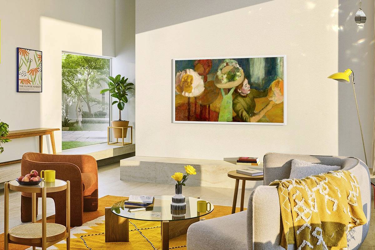 Wohnzimmer mit modernen Möbeln, einem großen Gemälde an der Wand und Tageslicht durch ein großes Fenster, das den Raum erhellt.