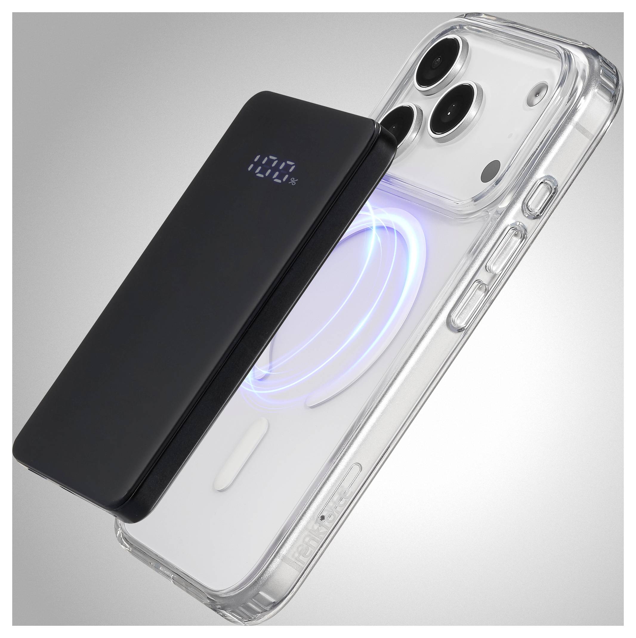 Eine schwarze Powerbank mit digitaler Anzeige ist magnetisch an der Rückseite einer durchsichtigen Smartphone-Hülle befestigt und zeigt eine kabellose Ladefunktion.