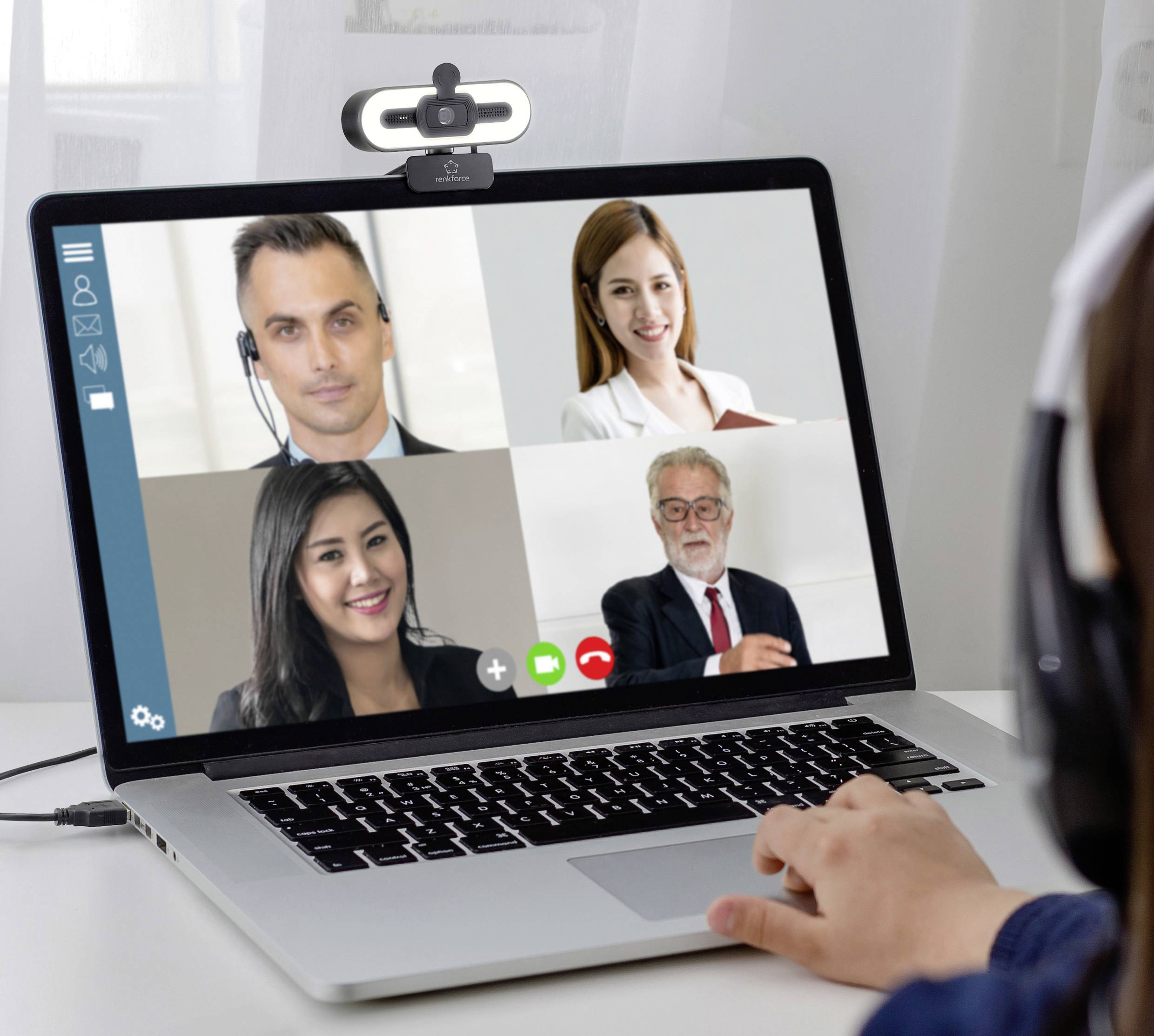 Eine Person nimmt an einer Videokonferenz auf einem Laptop mit vier diversen Geschäftsprofis teil, die jeweils in eigenen Videoframes zu sehen sind.