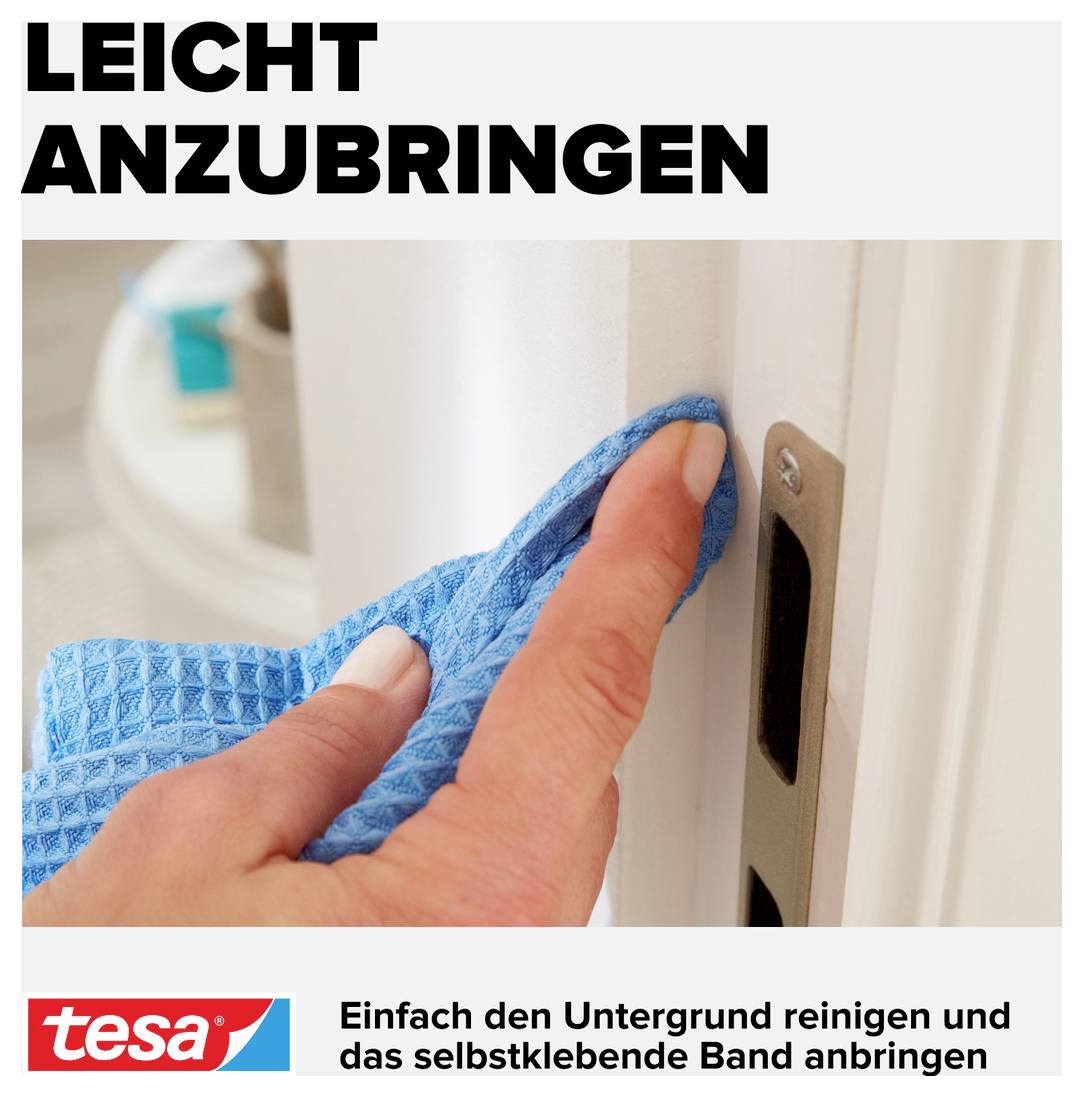 Eine Hand wischt mit einem blauen Tuch über eine Türkante. Oben steht: 'Leicht anzubringen'. Unten das Logo von tesa mit Anleitung.