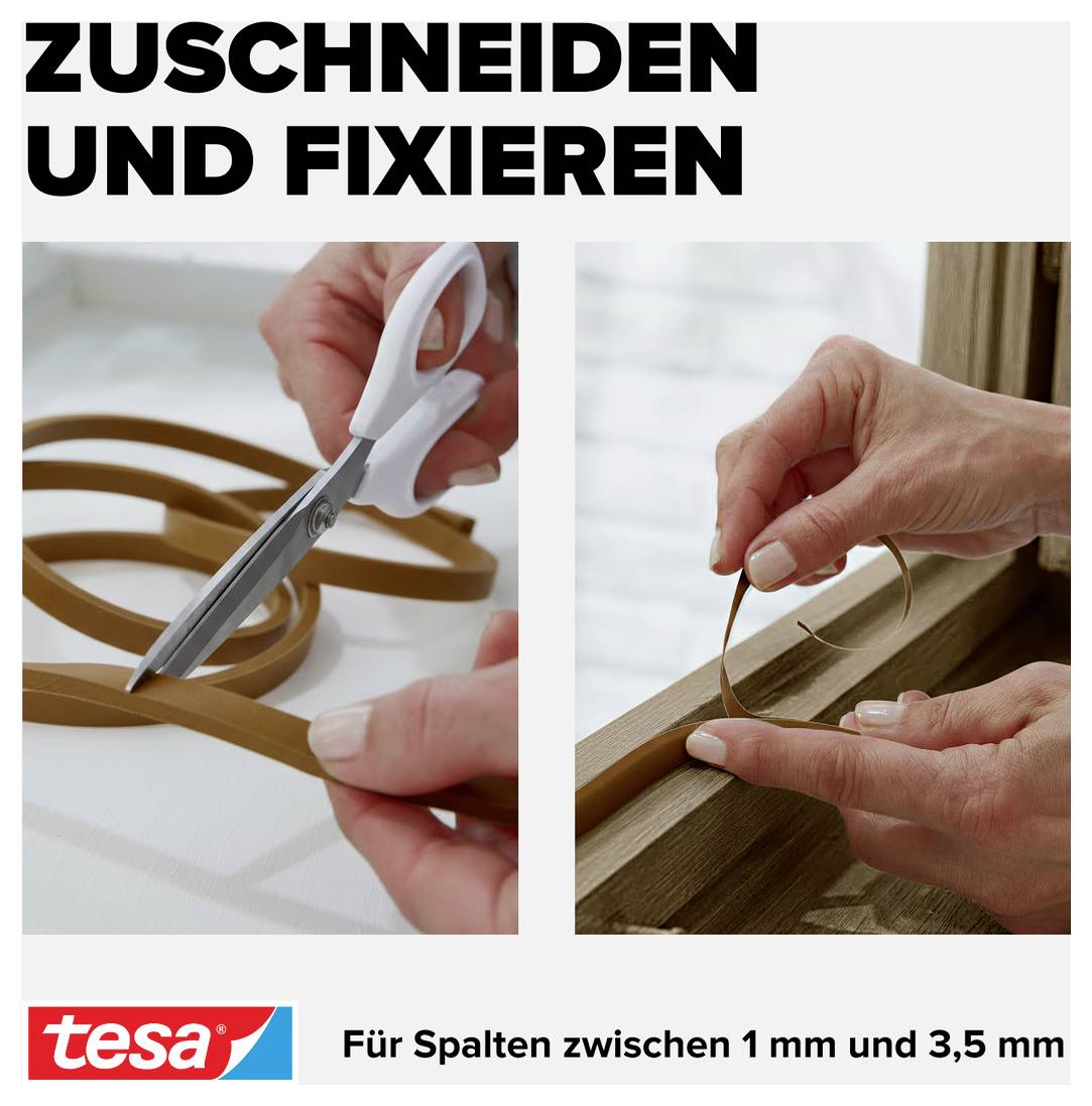 'Zuschneiden und fixieren' - Eine Person schneidet ein Dichtungsband mit einer Schere zu und platziert es an einem Fenster. Text: 'Für Spalten zwischen 1 mm und 3,5 mm'.