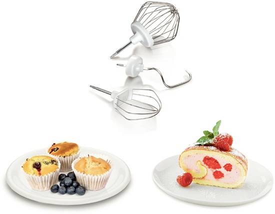 Ein weißer Teller mit zwei Muffins und Blaubeeren steht links. Ein weiterer Teller rechts zeigt eine bunte Biskuitrolle mit Erdbeeren. Oben sind drei Rührgeräteaufsätze abgebildet.