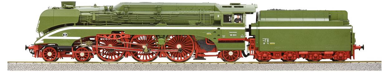 Grüne Dampflokomotive mit roten Rädern auf Gleis. Seitenansicht mit sichtbaren Details wie Kessel und Schornstein. Modell einer historischen Lokomotive.