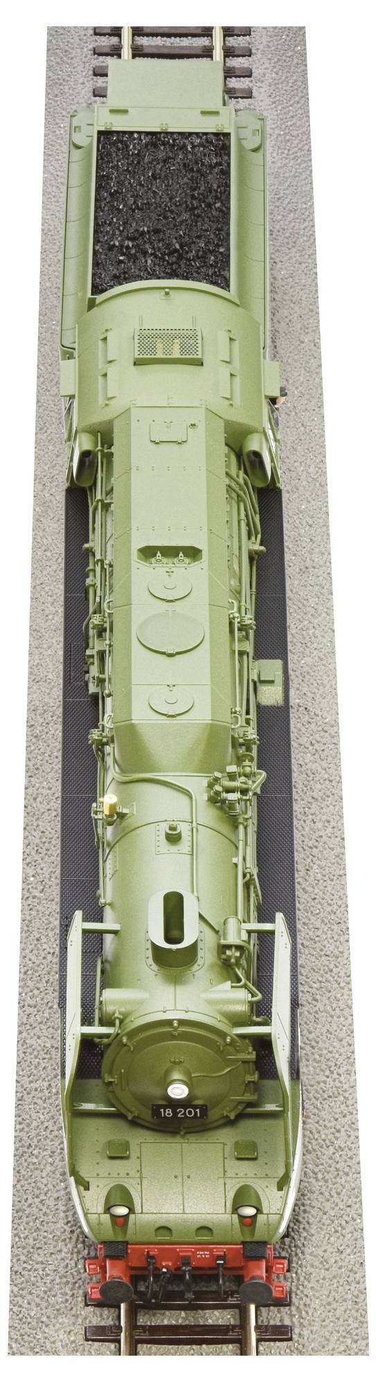 Modell einer grünen Dampflokomotive auf einem Eisenbahngleis von oben.