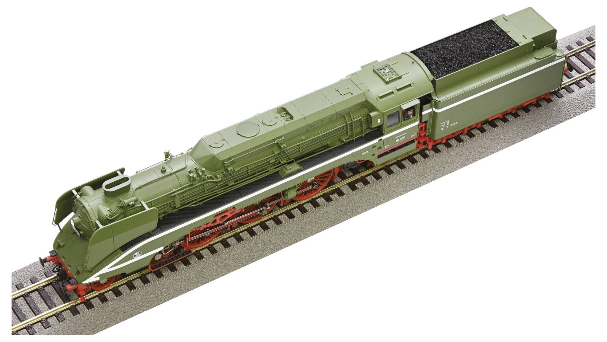 Ein grünes, detailliertes Modell einer Dampflok auf Gleisen mit rotem Fahrwerk, zeigt ein historisches Design mit Kohle beladener Tender.