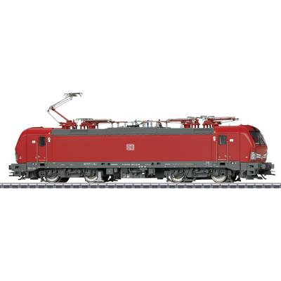 Ein roter Elektrolokomotive der Deutschen Bahn auf einem Gleis, seitliche Ansicht mit sichtbaren Stromabnehmern und DB-Logo.