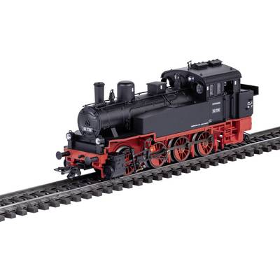 Eine Modell-Dampflokomotive in schwarzer und roter Farbgebung auf einem Gleisabschnitt. Die Lok verfügt über typische Details wie Kessel und Räder.