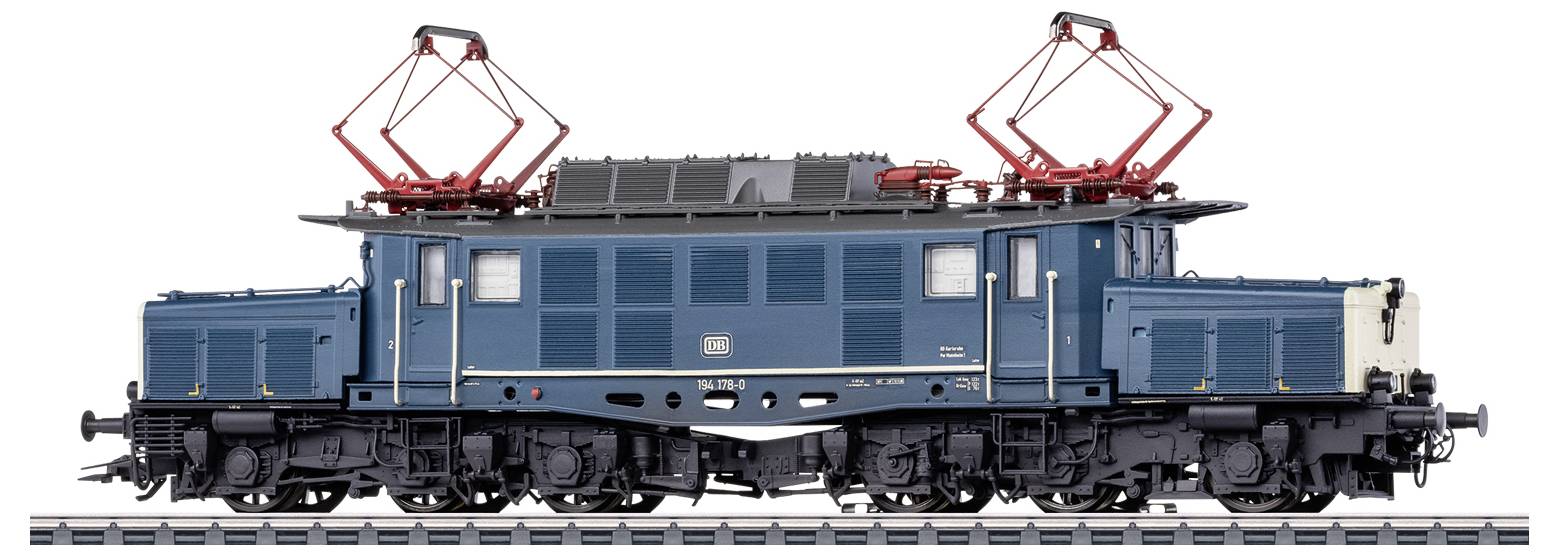 Blauer historischer Elektrolokomotive-Modellzug mit zwei Stromabnehmern auf Oberleitungsschiene. Detaillierte Nachbildung mit sichtbaren Technikdetails.