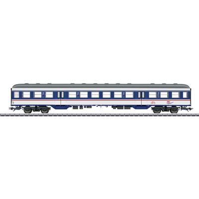 Ein blauer und weißer Eisenbahnwagen der 2. Klasse mit rotem Streifen, Symbolen für Fahrräder und DB-Logo, steht auf Gleisen.