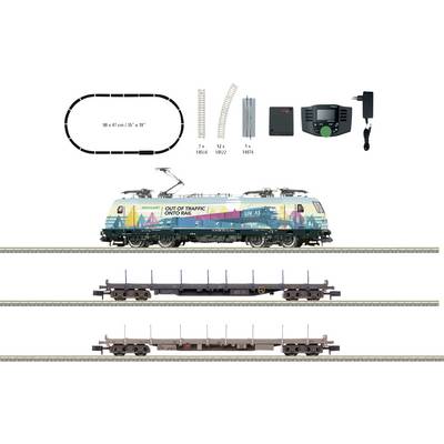 Ein Modellbahnset mit einem Lokomotivmodell 'Out of Traffic Onto Rail', zwei Güterwagen, Schienen, Steuergerät und Netzteil.