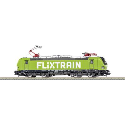Ein grüner Flixtrain-Lokomotivzug auf Gleisen, mit dem Logo 'Flixtrain' gut sichtbar auf der Seite, zeigt moderne Zugtechnologie.