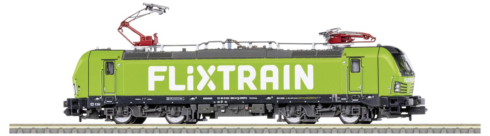 Ein grüner Zug mit der Aufschrift 'FlixTrain' auf der Seite fährt auf einem Gleis. Der Zug hat ein modernes Design und Stromabnehmer.