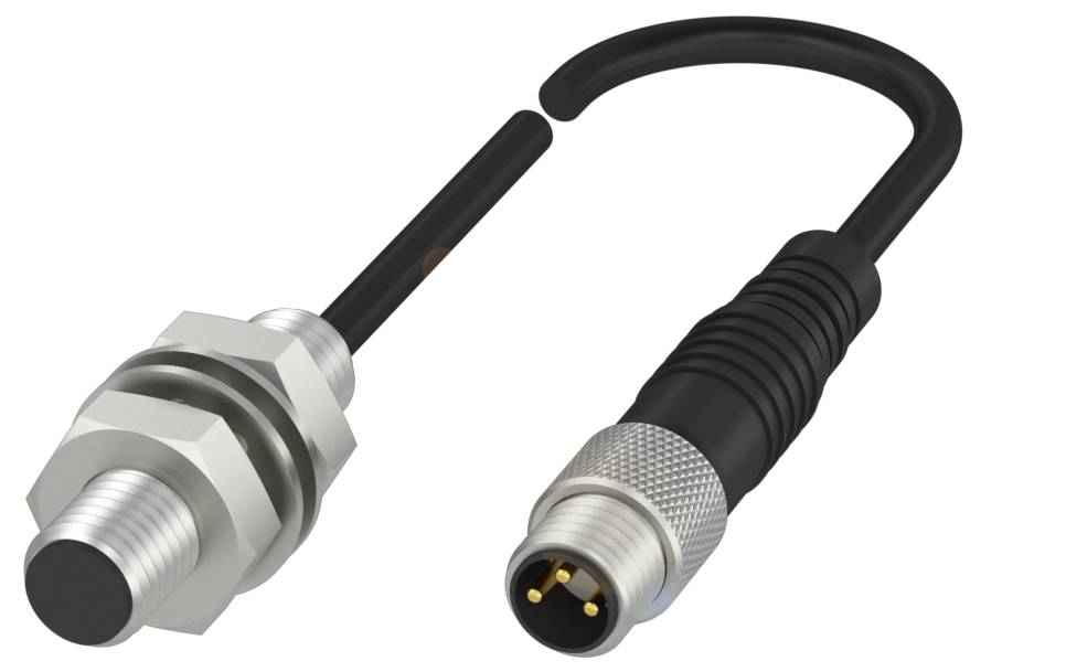 'Nahaufnahme eines zylindrischen Sensors mit einem M12-Stecker verbunden durch ein kurzes Kabel. Der Sensor ist silbern, der Stecker schwarz.'