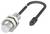 Ein zylindrischer Sensor mit Gewinde und Kabelanschluss. Der Anschluss hat drei Pins und eine Schraubkappe.