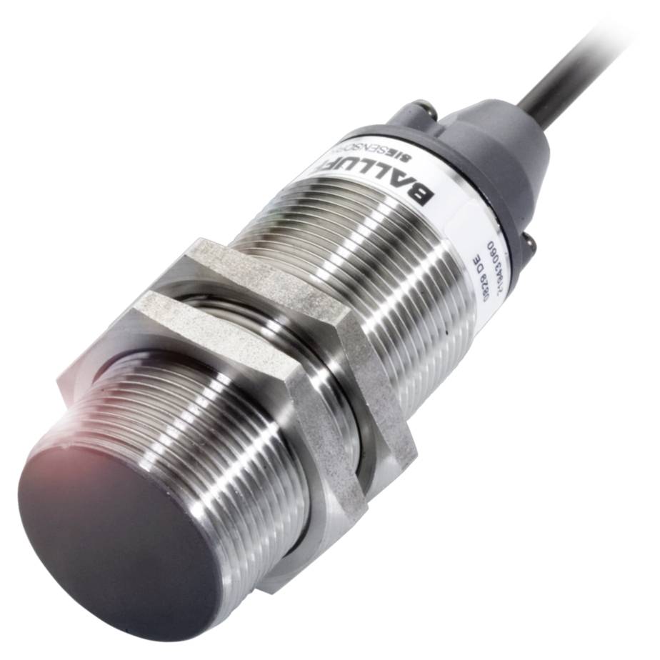 Ein zylindrischer Sensor mit metallischem Gehäuse und Kabelanschluss. Geeignet für industrielle Anwendungen zur Objekterkennung.