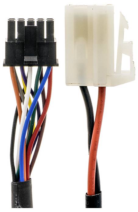 Abgebildet sind zwei Stromanschlussstecker mit verschiedenen Drahtfarben, die für den Anschluss von PC-Komponenten genutzt werden.