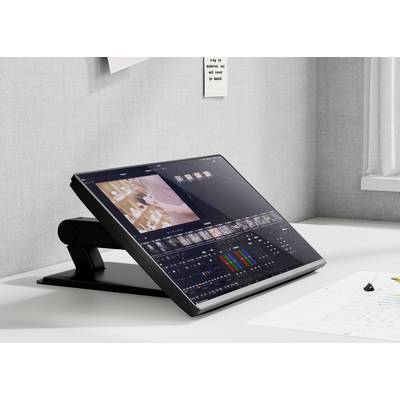 Ein Computermonitor, auf dem Videobearbeitungssoftware geöffnet ist, steht schräg auf einem Schreibtisch. Der Arbeitsplatz ist aufgeräumt und wird von natürlichem Licht eines Fensters beleuchtet.
