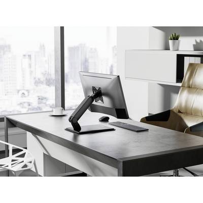 Ein modernes Büroambiente mit einem Computermonitor auf einem verstellbaren Ständer, Tastatur und Maus auf einem aufgeräumten Schreibtisch mit Blick auf eine Stadtlandschaft.